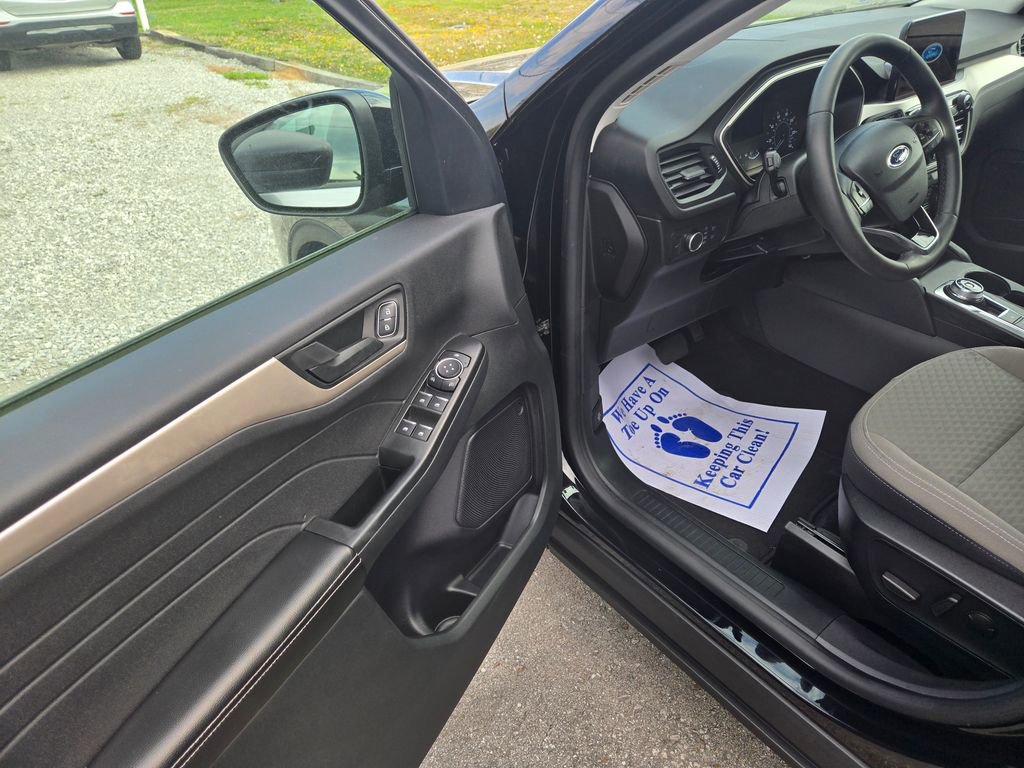 Used 2022 Ford Escape SE w/ SE Sport Appearance Package image 6