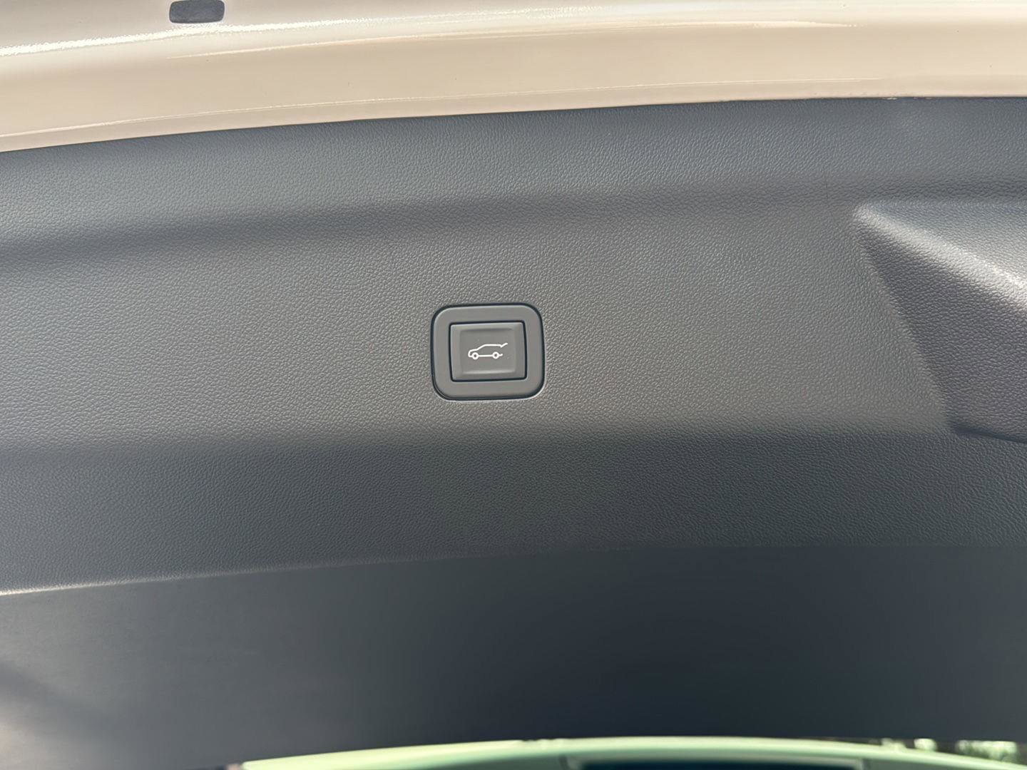 New 2026 Chevrolet Suburban LT image 32