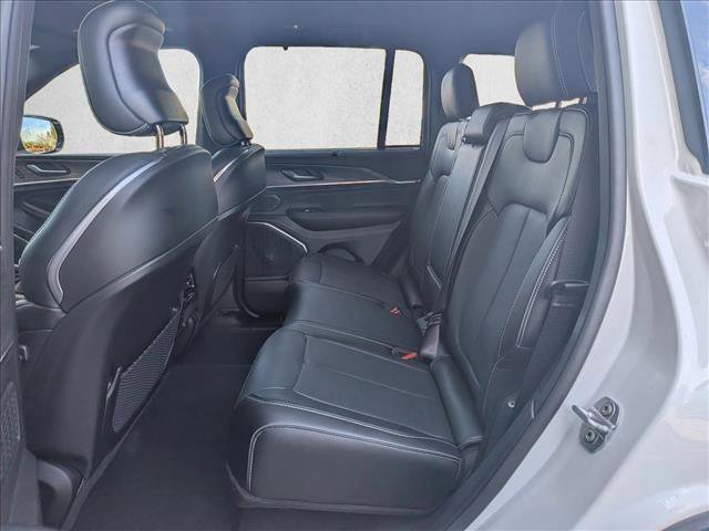 Used 2025 Jeep Grand Cherokee Overland w/ Luxury Tech Group IV AWD/4WD image 19