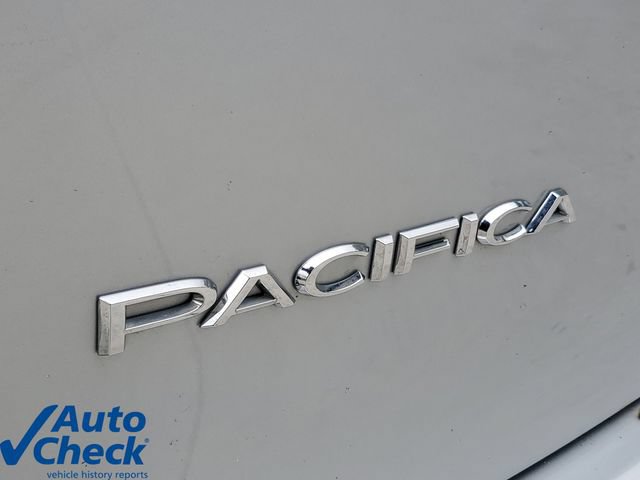 Used 2024 Chrysler Pacifica Touring-L FWD image 8