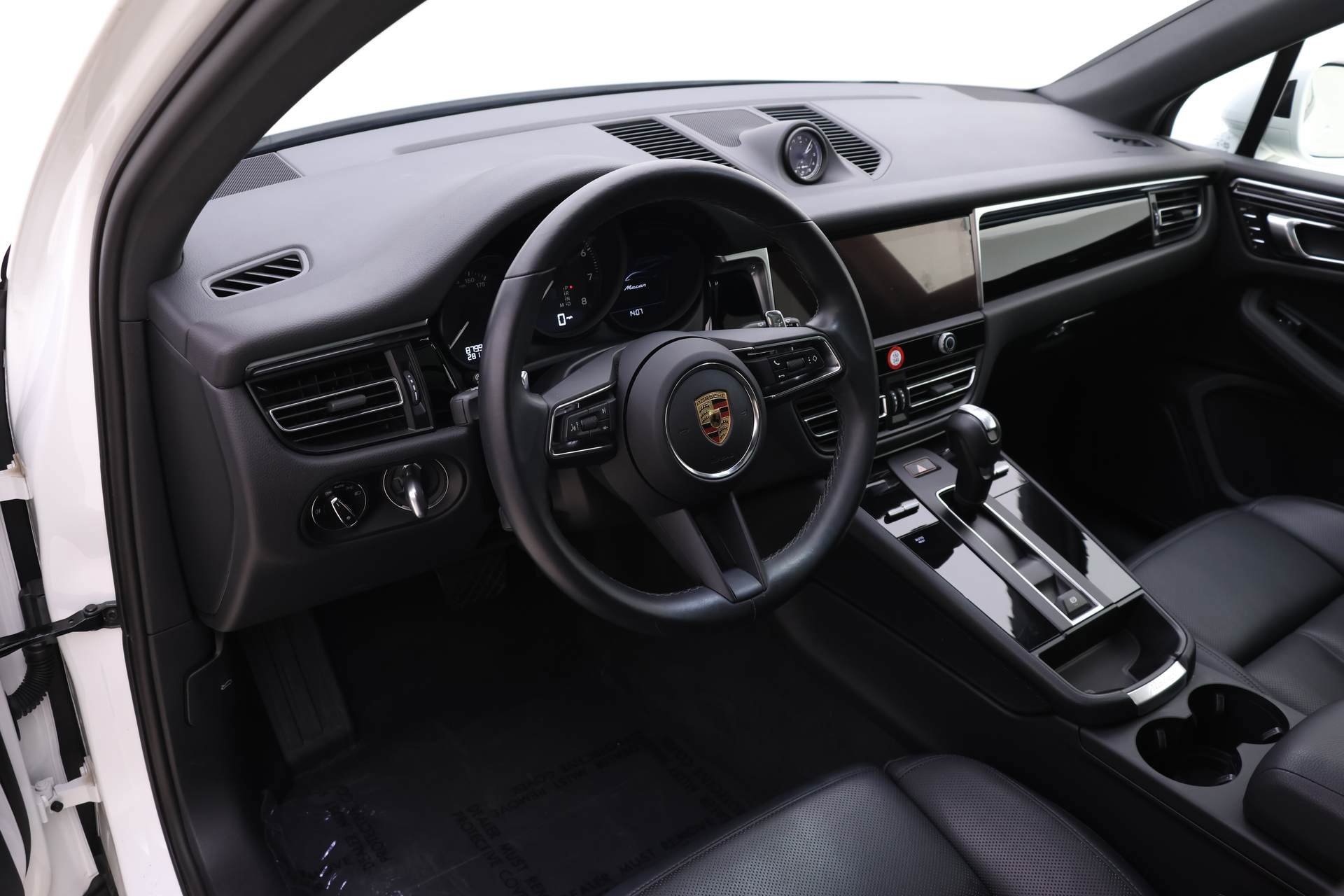 Certified 2024 Porsche Macan image 4