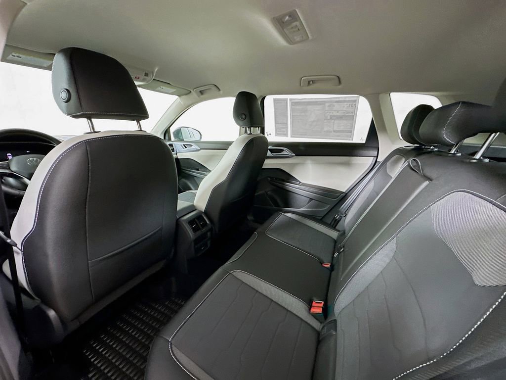 Used 2025 Volkswagen Taos SE FWD image 5
