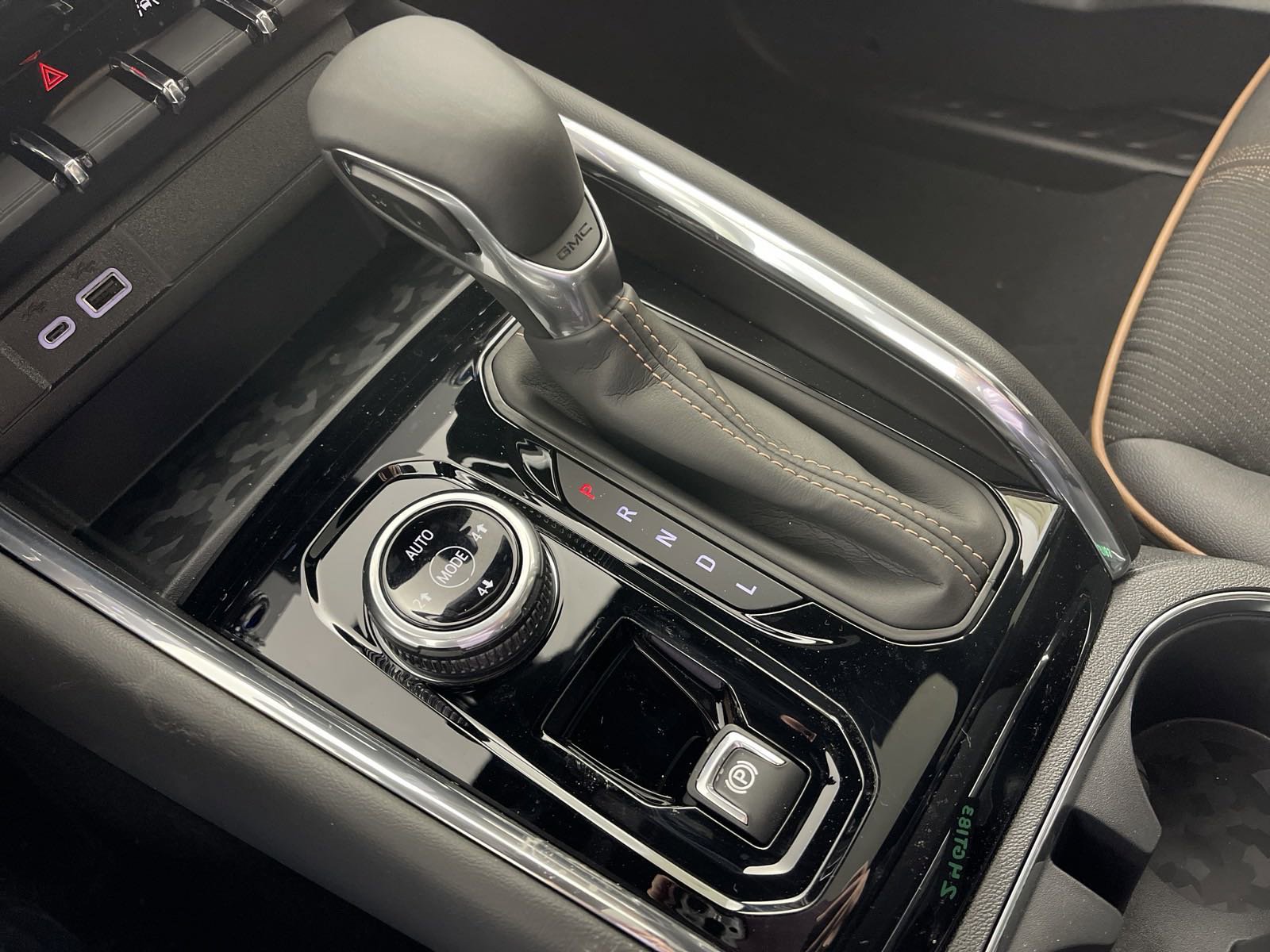 Used 2024 GMC Canyon AT4 w/ Technology Package image 27