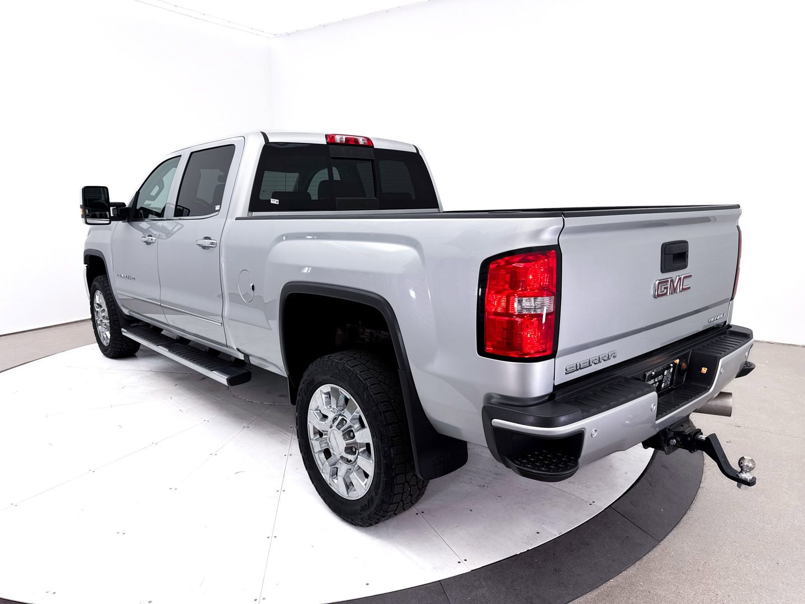 Used 2018 GMC Sierra 2500 Denali w/ Duramax Plus Package AWD/4WD image 17