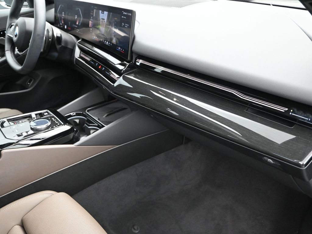 Certified 2025 BMW 530i image 24