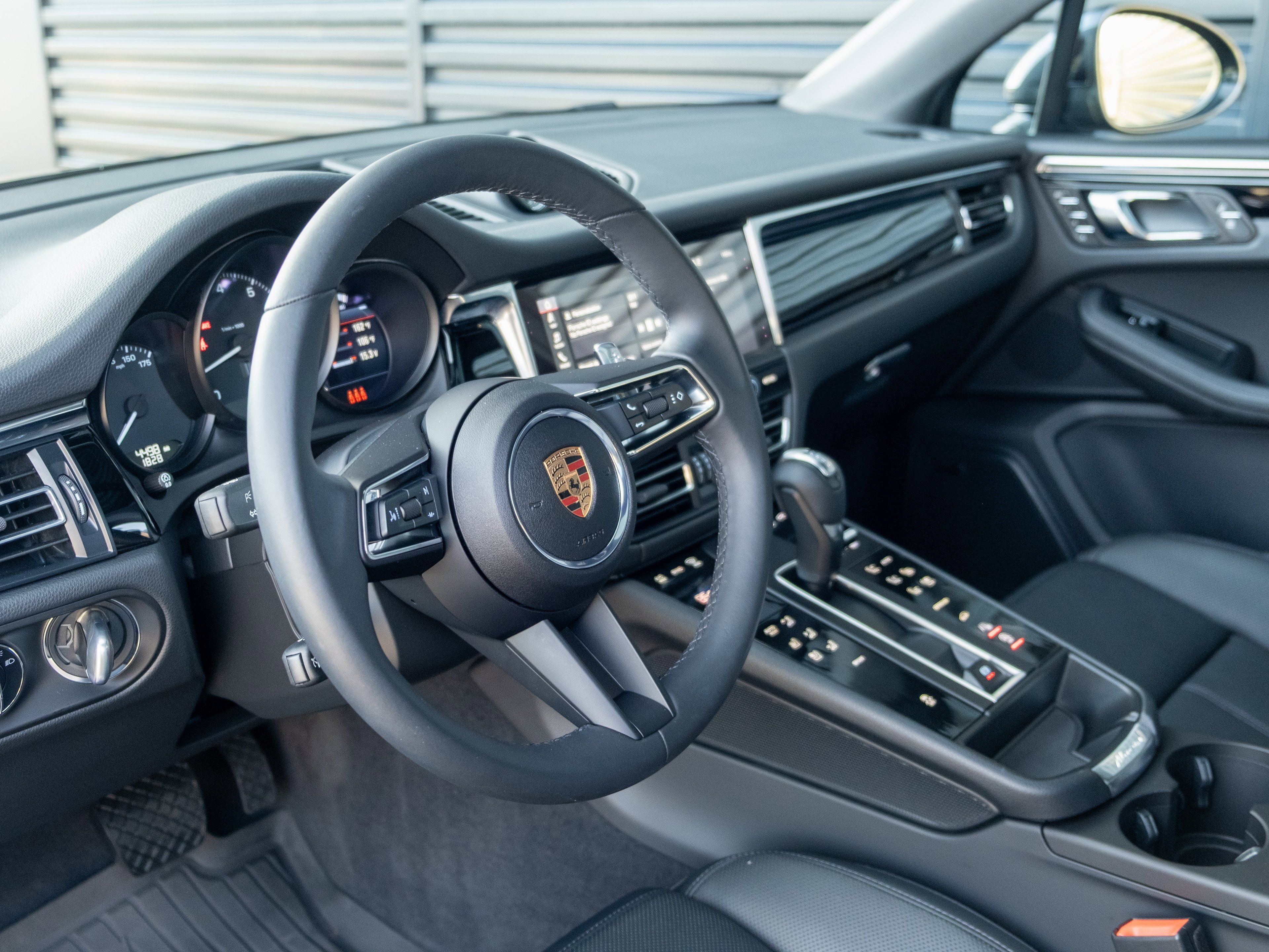 Certified 2025 Porsche Macan image 4