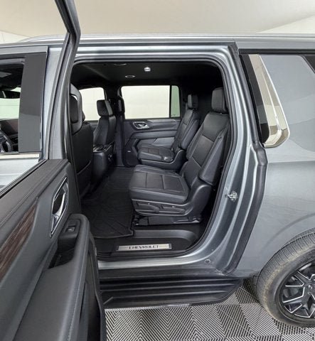 Used 2024 Chevrolet Suburban LT w/ Luxury Package RWD image 9