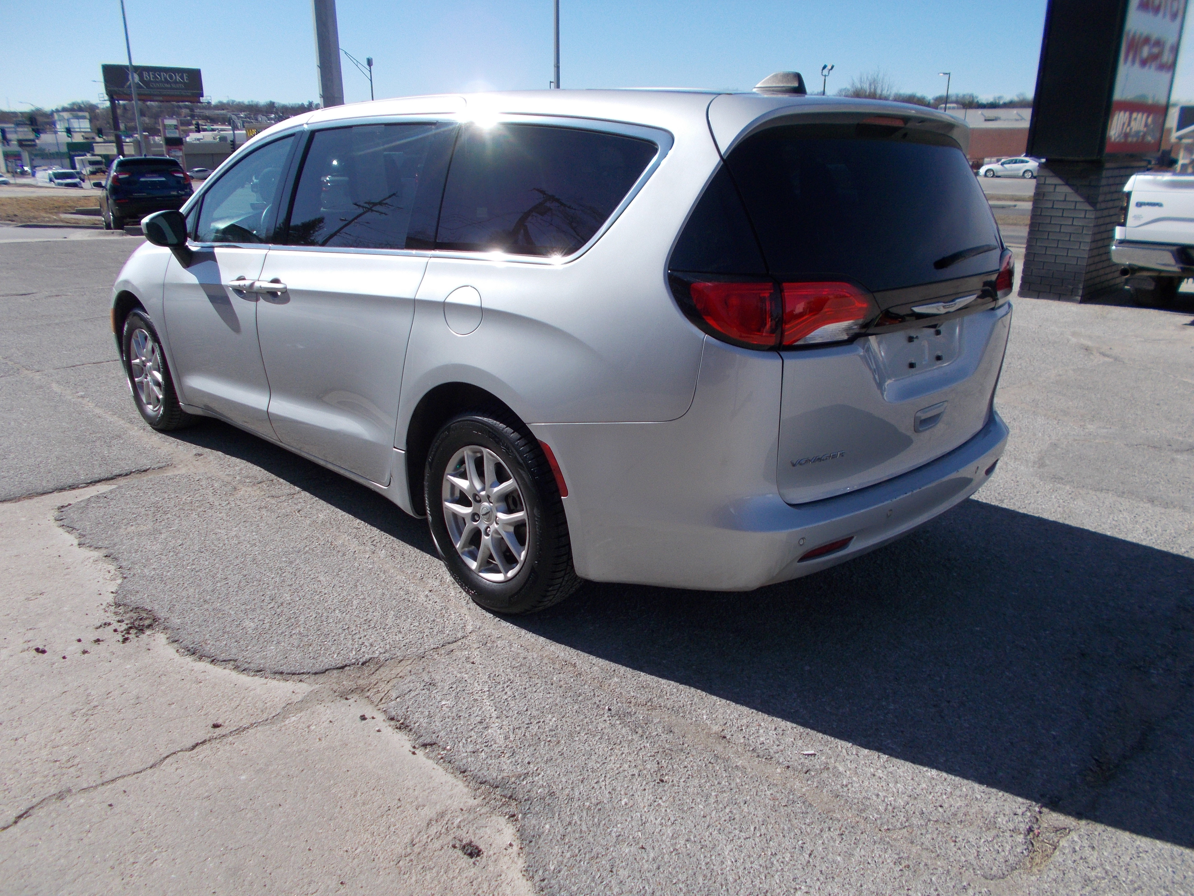 Used 2023 Chrysler Voyager LX image 7