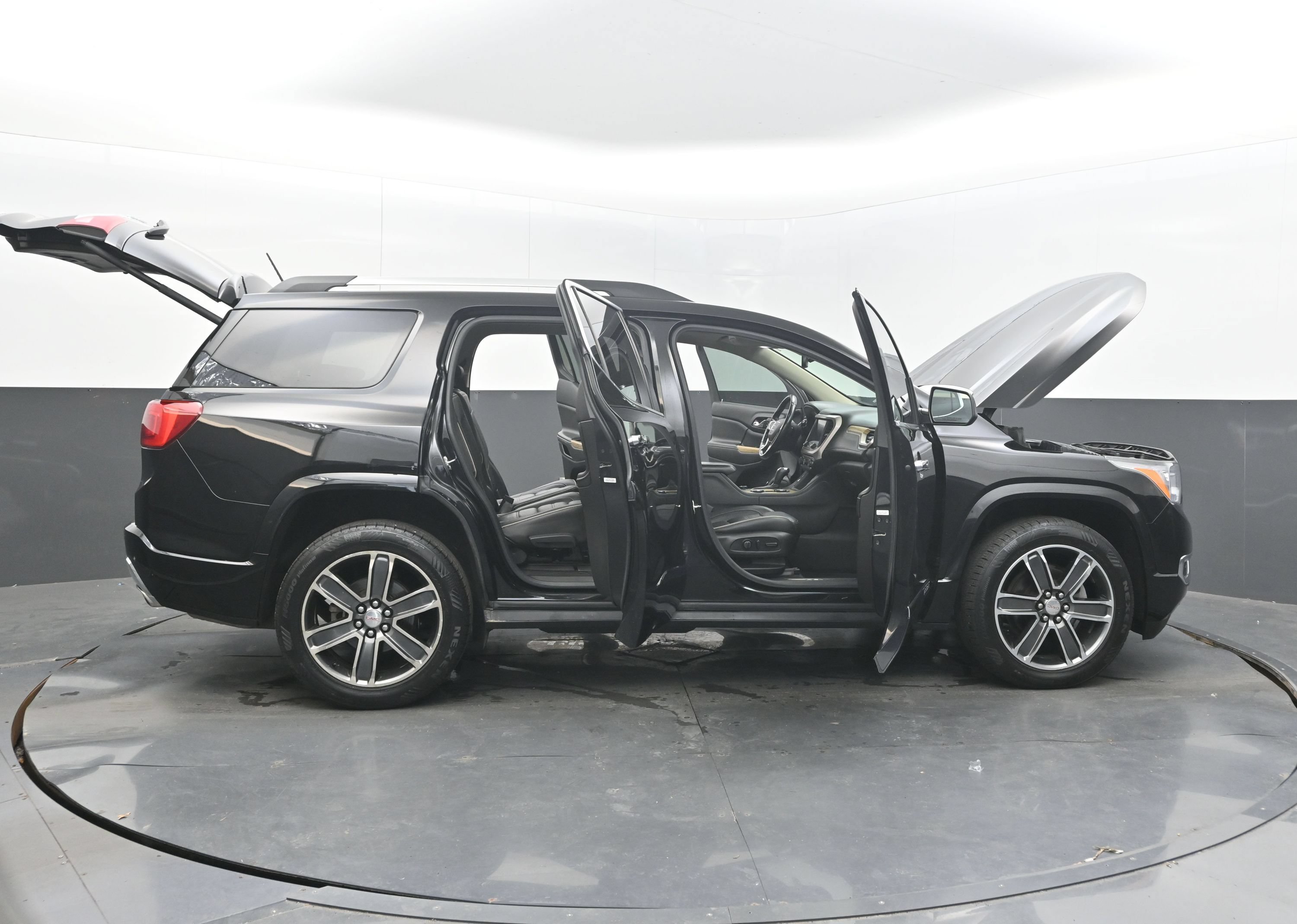 Used 2018 GMC Acadia Denali w/ Technology Package AWD/4WD image 43