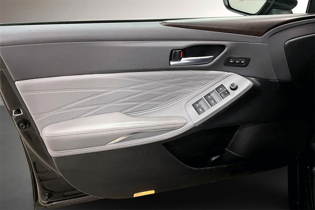Used 2020 Toyota Avalon Limited image 20