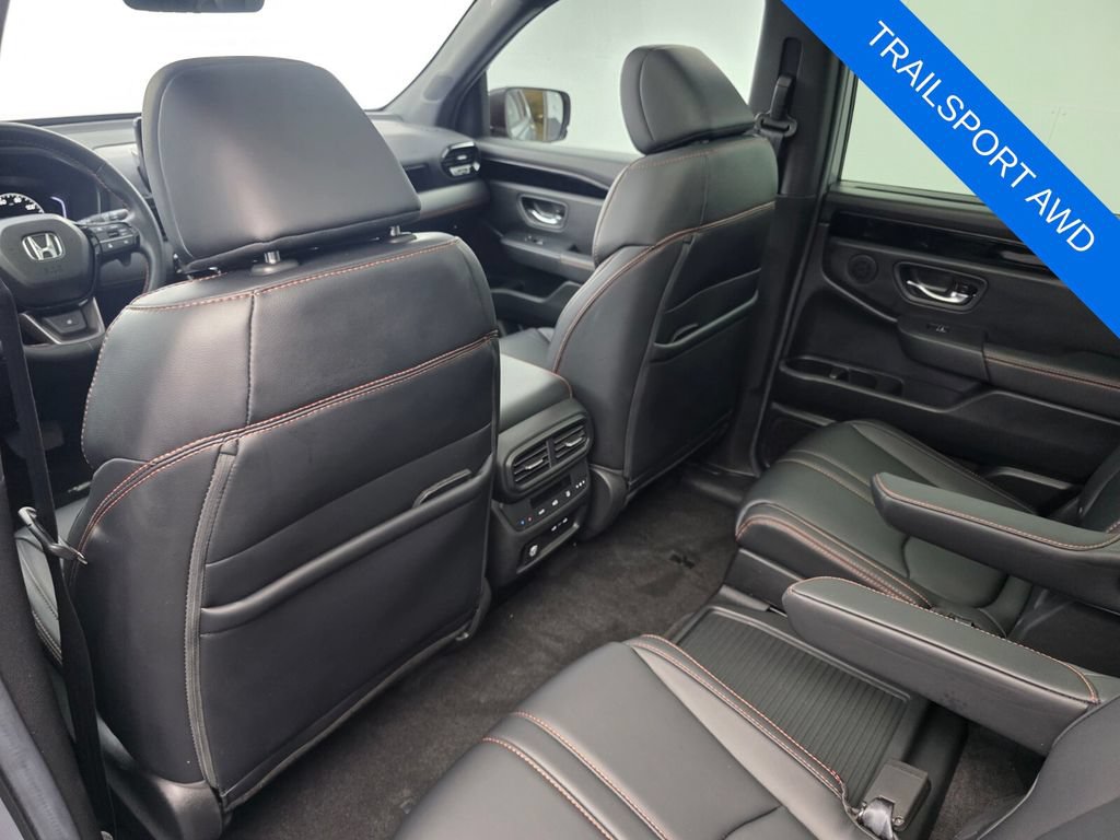 Used 2025 Honda Pilot TrailSport image 15
