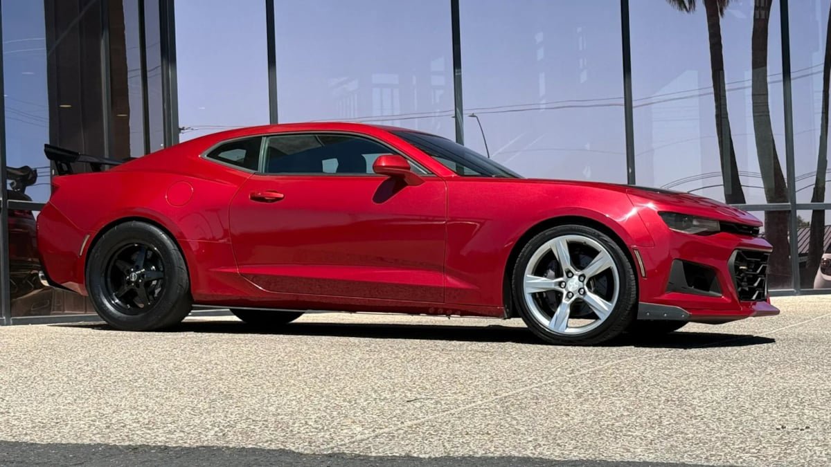 Used 2018 Chevrolet Camaro SS RWD image 16