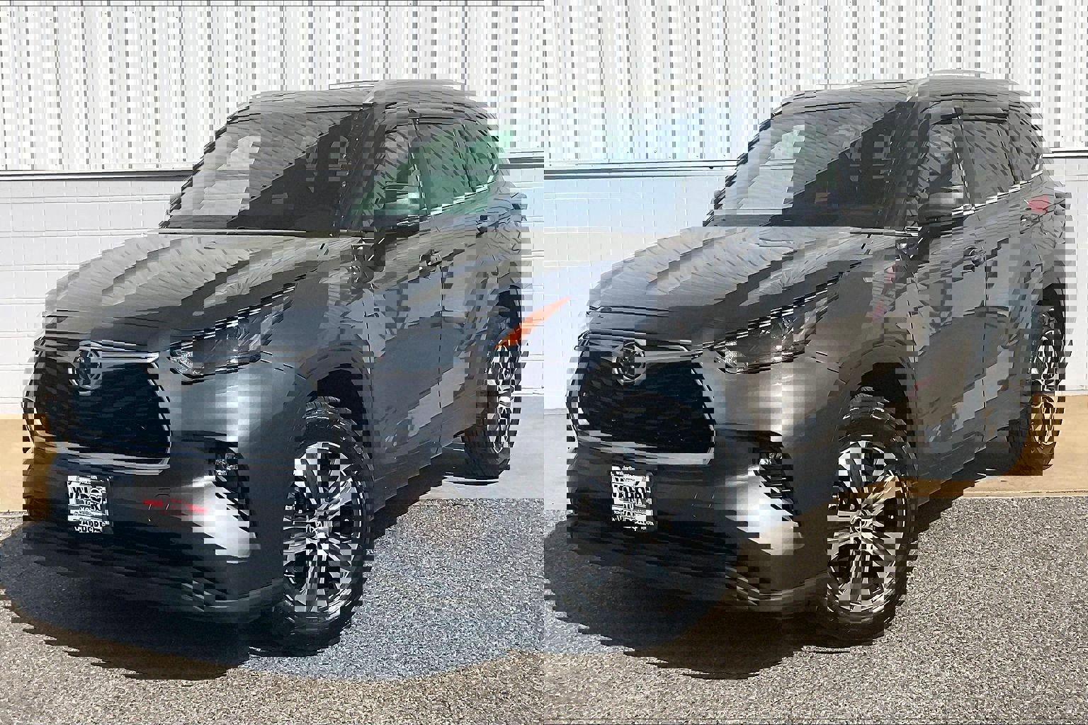 Used 2023 Toyota Highlander XLE FWD image 2