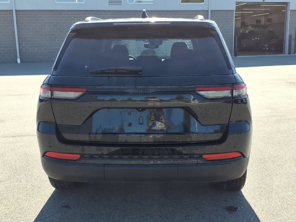 Used 2023 Jeep Grand Cherokee Altitude AWD/4WD image 5