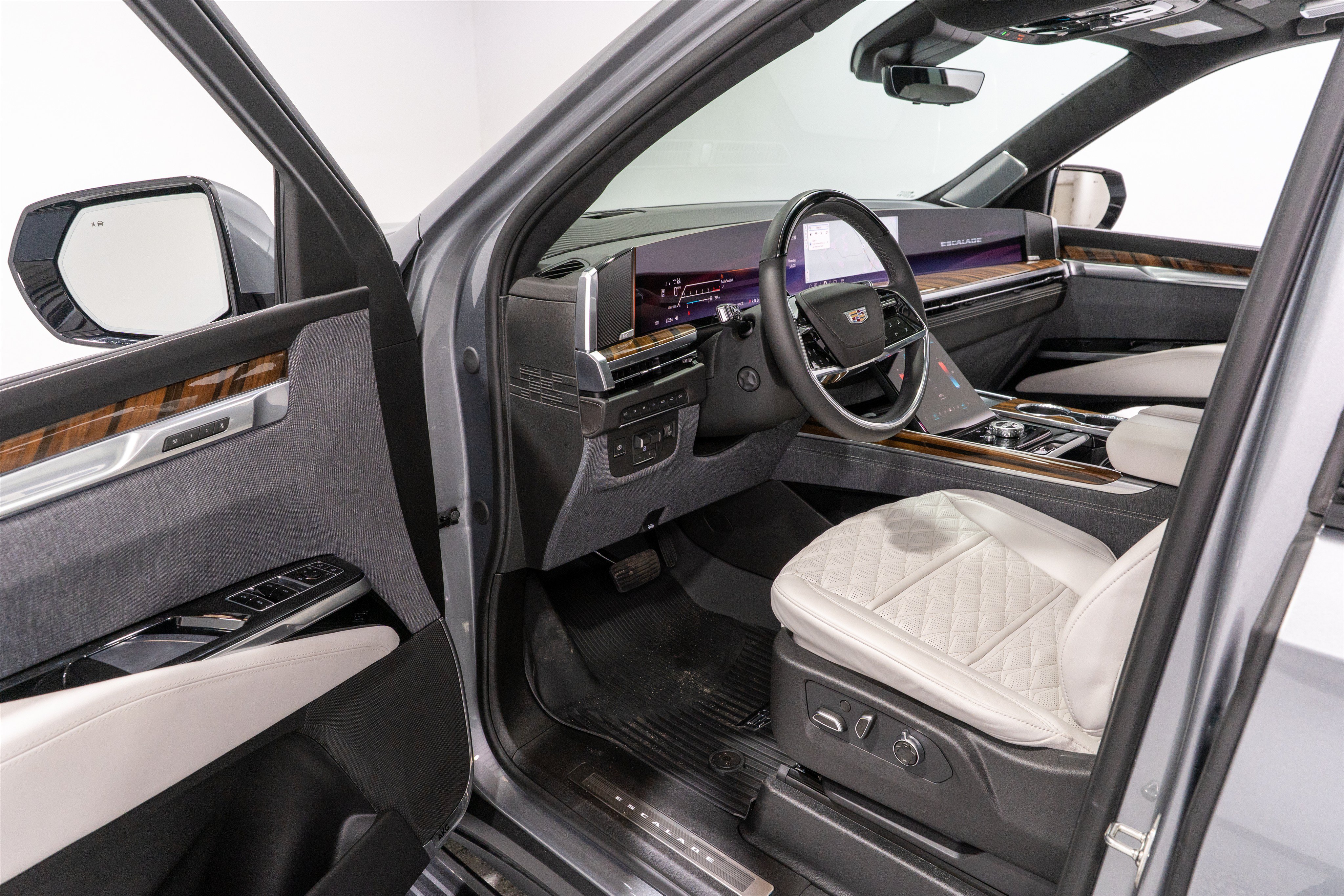 Used 2026 Cadillac Escalade ESV Platinum Sport w/ LPO, ONYX Package AWD/4WD image 13