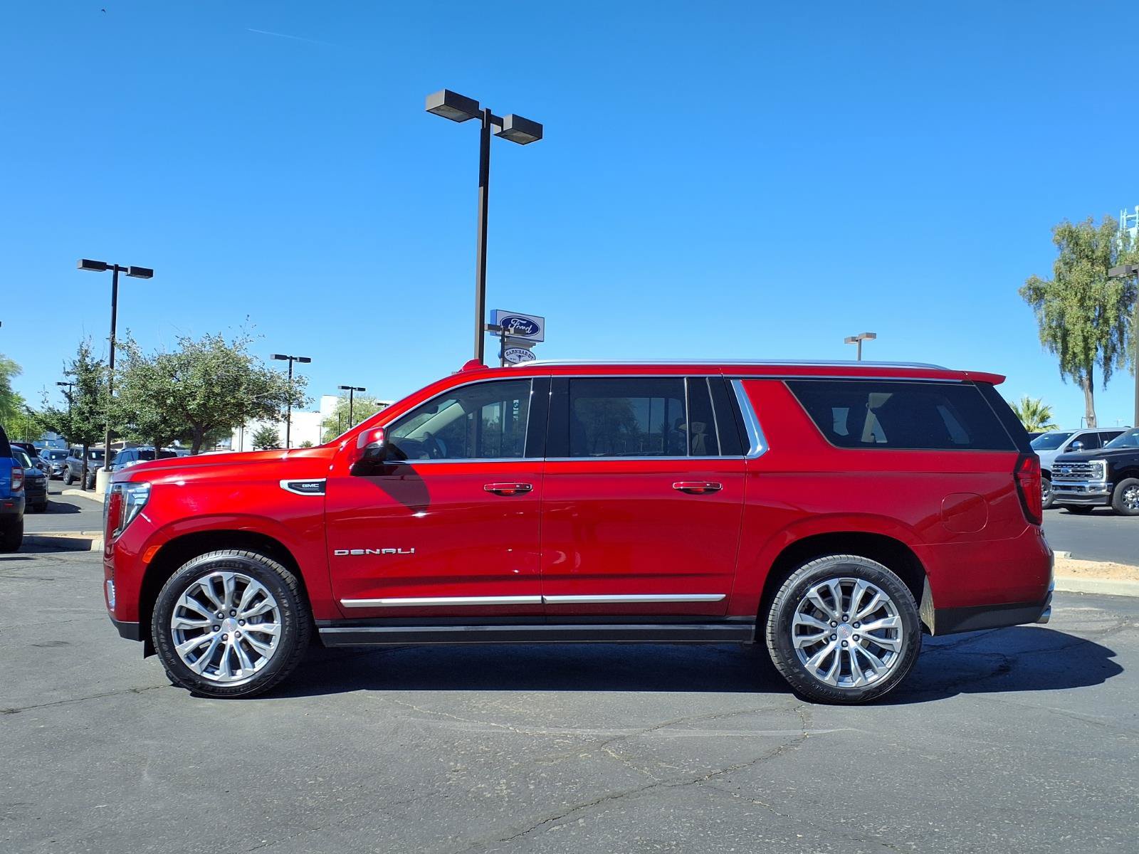 Used 2021 GMC Yukon XL Denali w/ Denali Premium Package AWD/4WD image 3