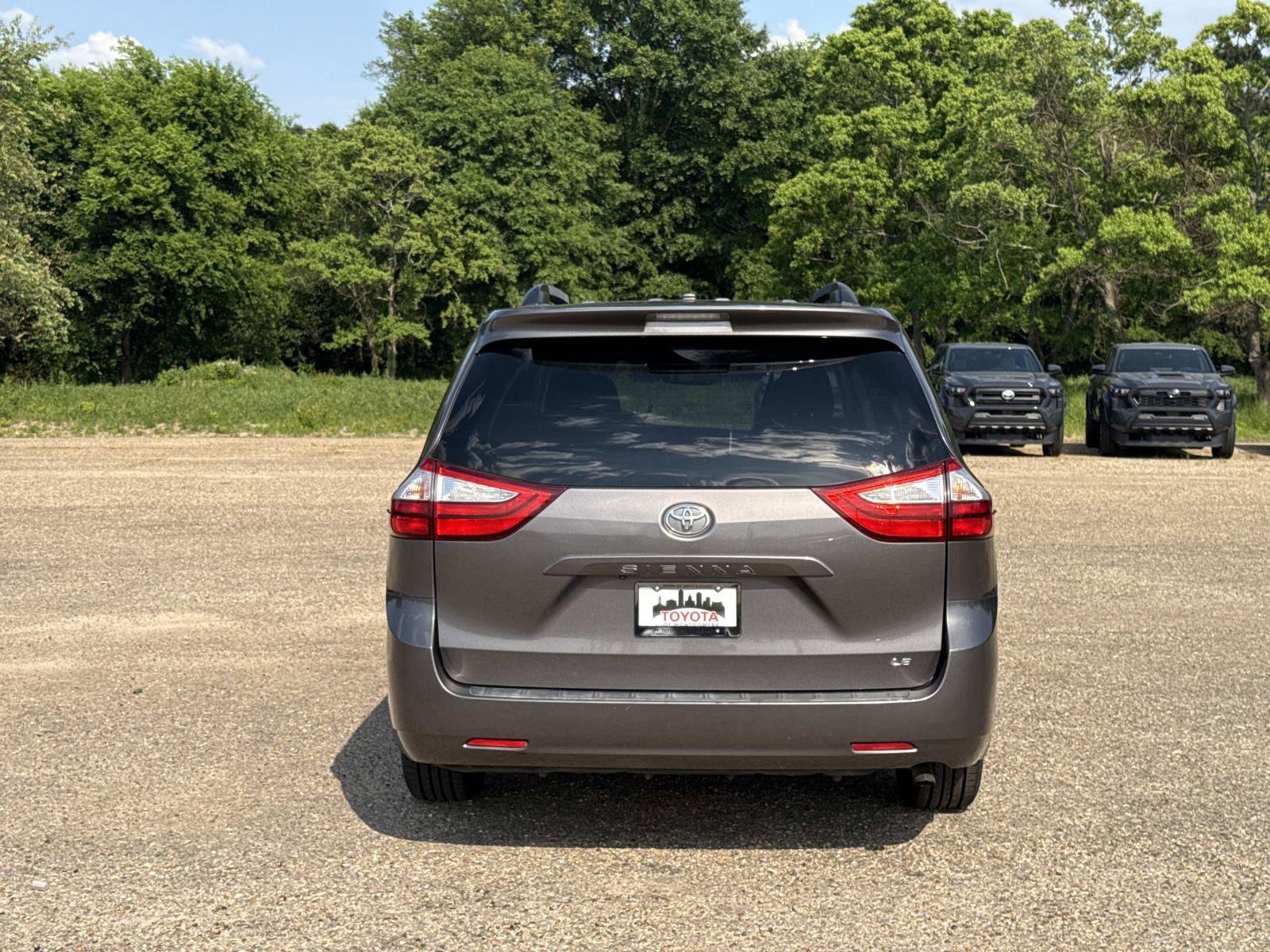 Used 2015 Toyota Sienna LE image 4
