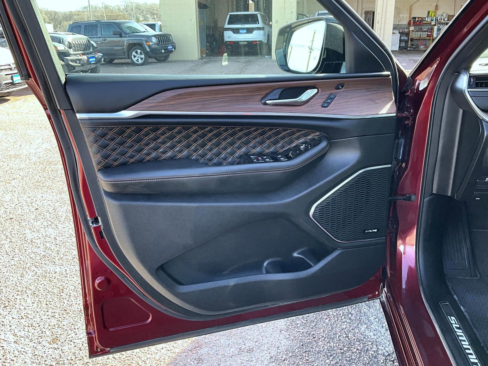 Used 2025 Jeep Grand Cherokee Summit AWD/4WD image 10