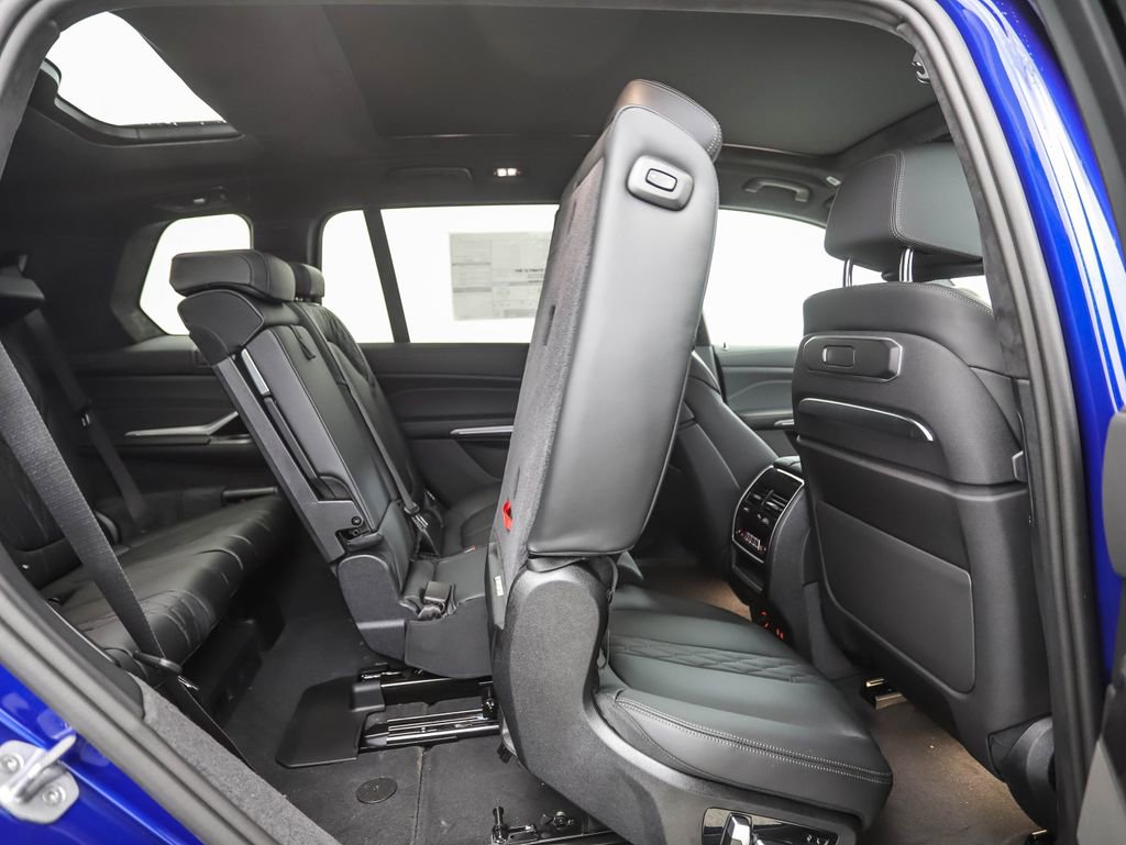 Used 2025 BMW X7 M60i image 32