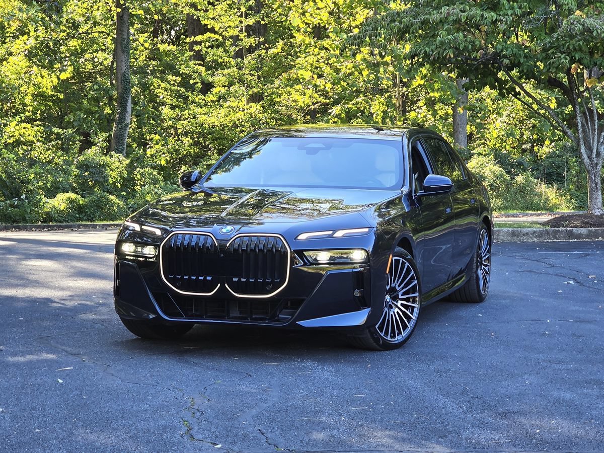 Used 2024 BMW 760i xDrive w/ Premium Package 2