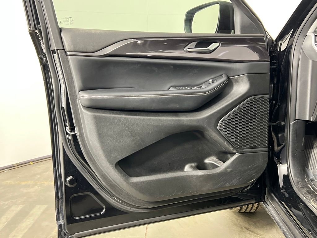 Used 2023 Jeep Grand Cherokee Laredo image 20