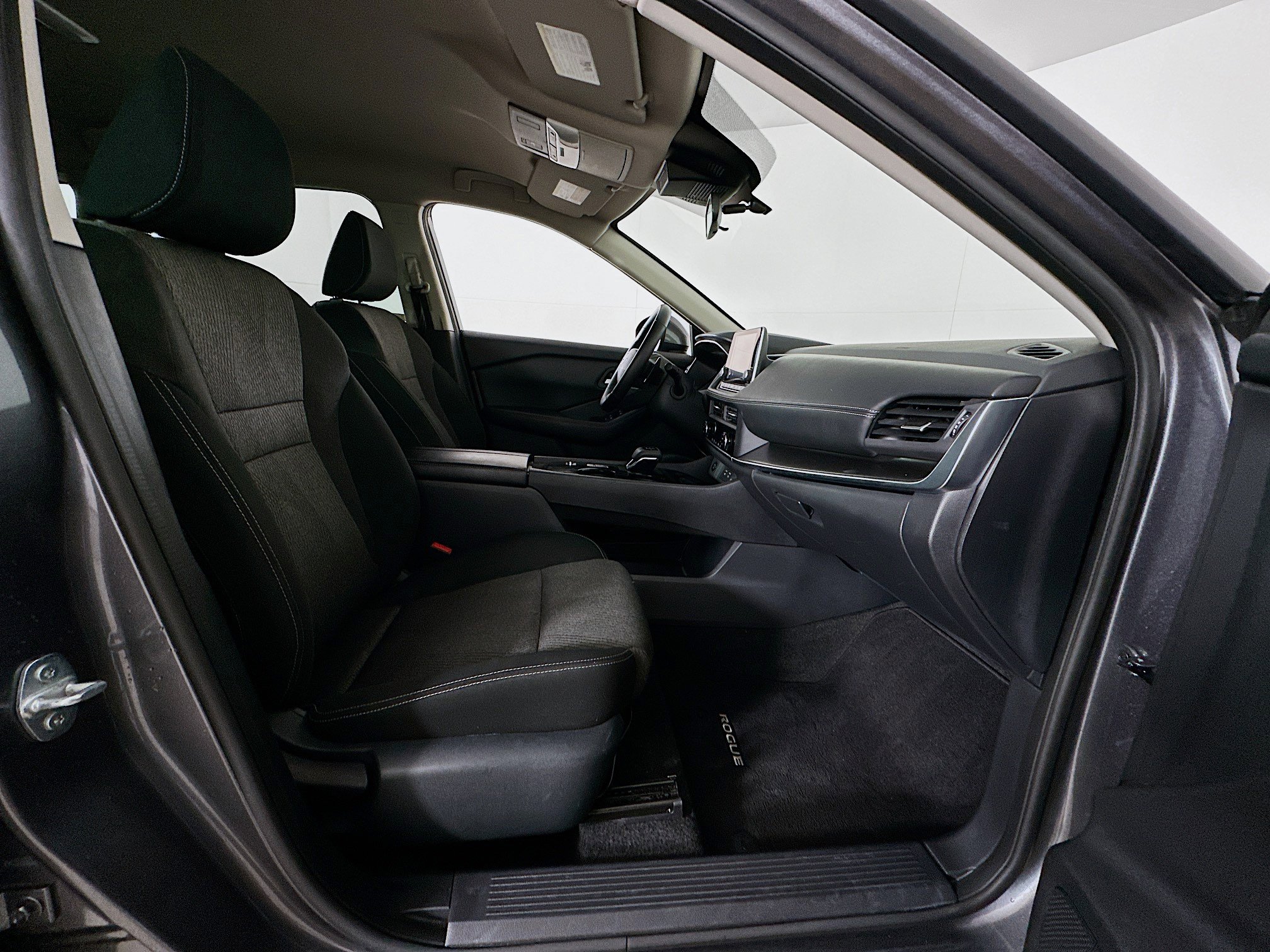 Used 2025 Nissan Rogue SV image 30