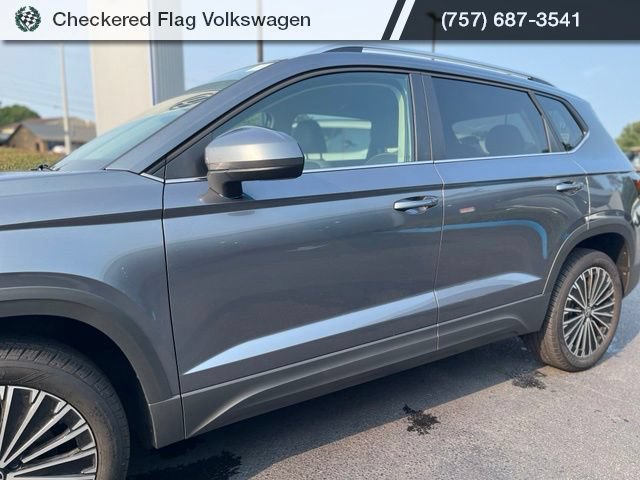 Certified 2025 Volkswagen Taos SE FWD image 2