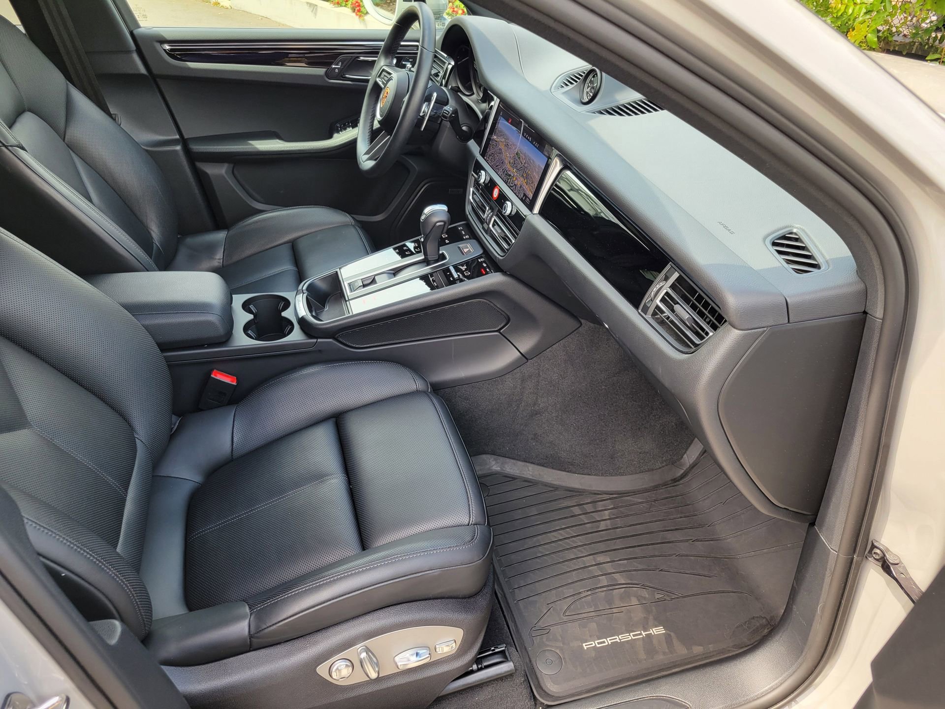 Certified 2025 Porsche Macan image 29