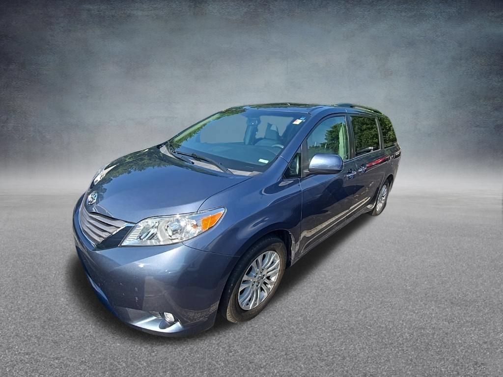 Used 2017 Toyota Sienna XLE Premium FWD image 3