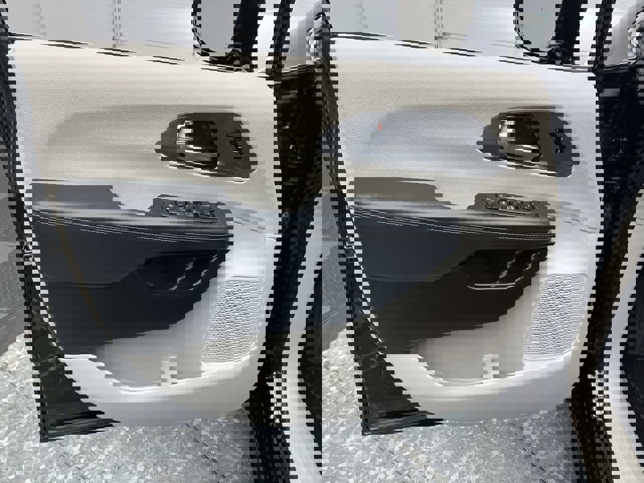 Used 2024 Chrysler Pacifica Touring-L image 7