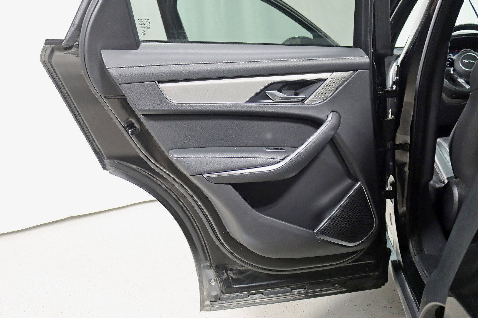 Used 2024 Jaguar F-PACE R-Dynamic S image 33