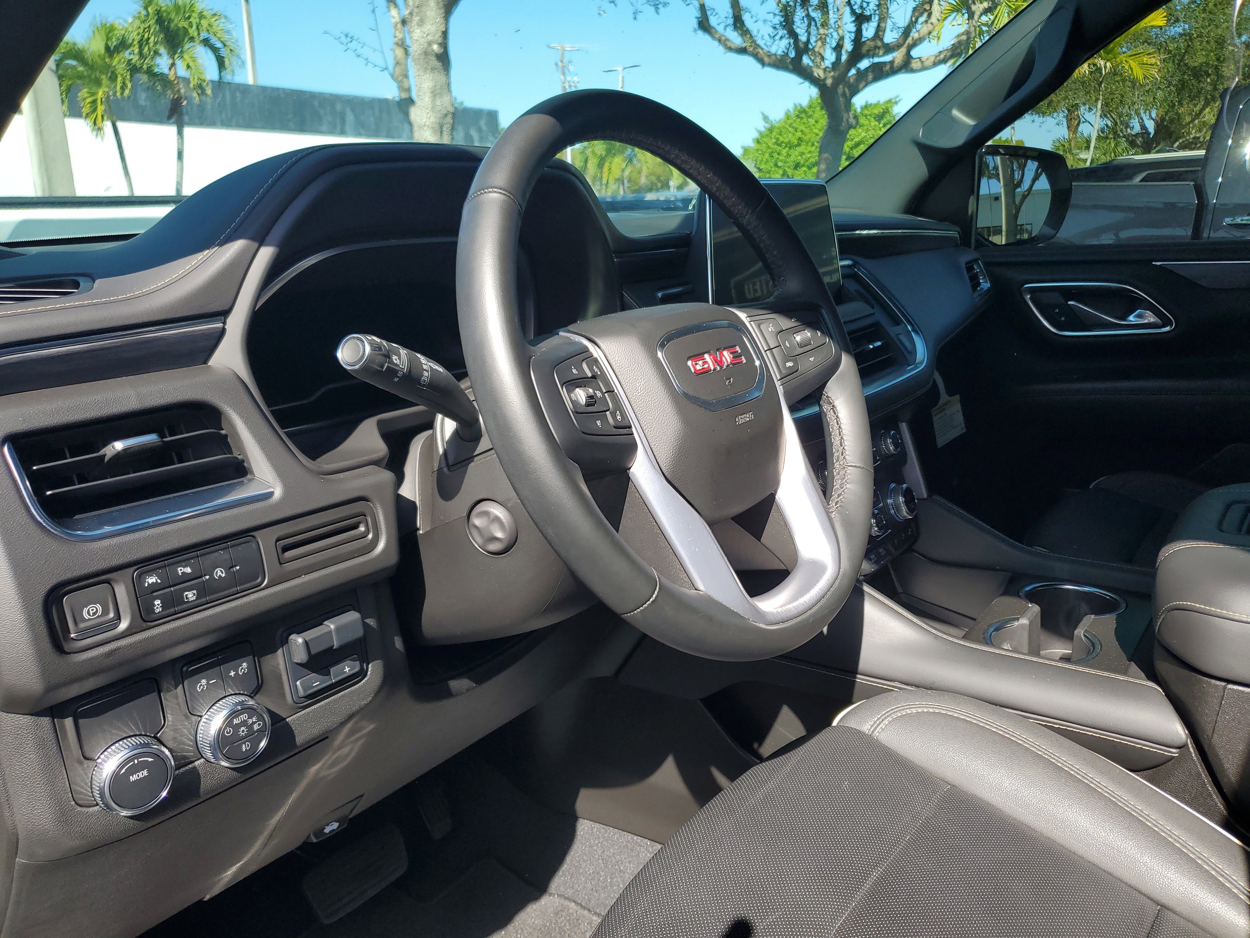 Used 2023 GMC Yukon SLT w/ SLT Premium Package image 11