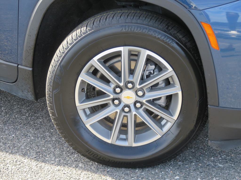 Used 2023 Chevrolet Traverse LT w/ Rear Camera Mirror Package image 7