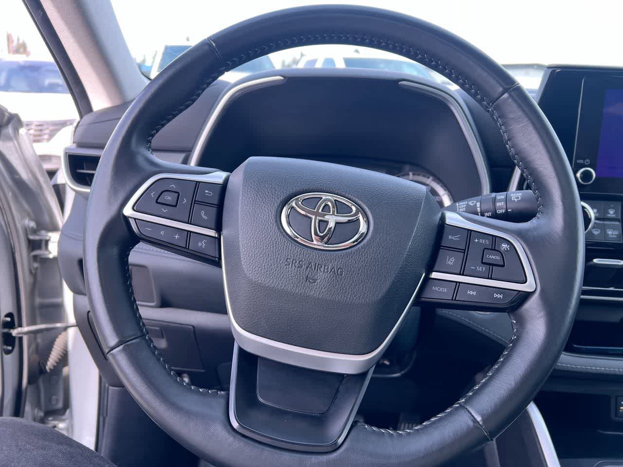 Used 2023 Toyota Highlander XLE AWD/4WD image 14