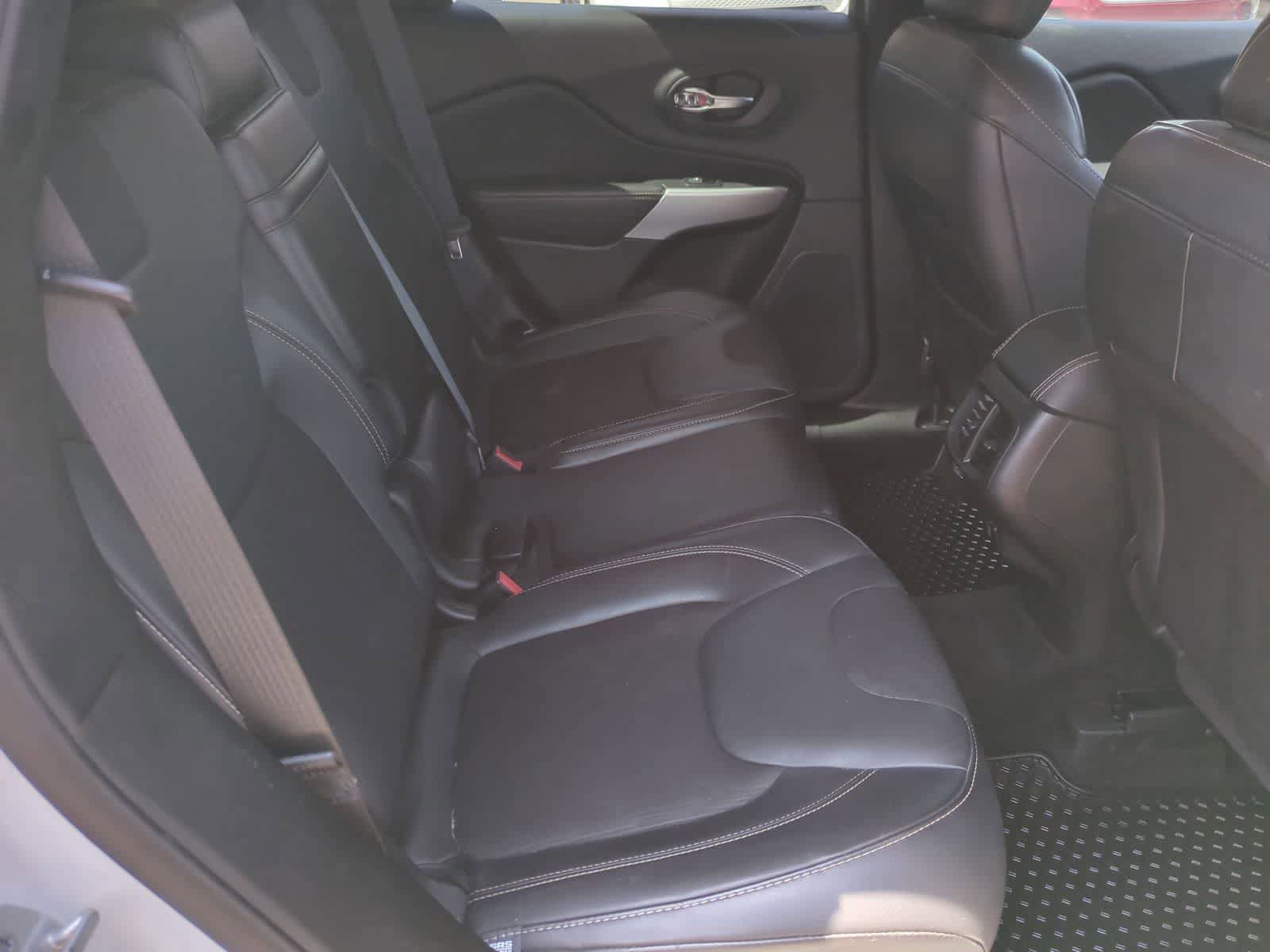 Used 2018 Jeep Cherokee Latitude Plus w/ Cold Weather Group FWD image 20