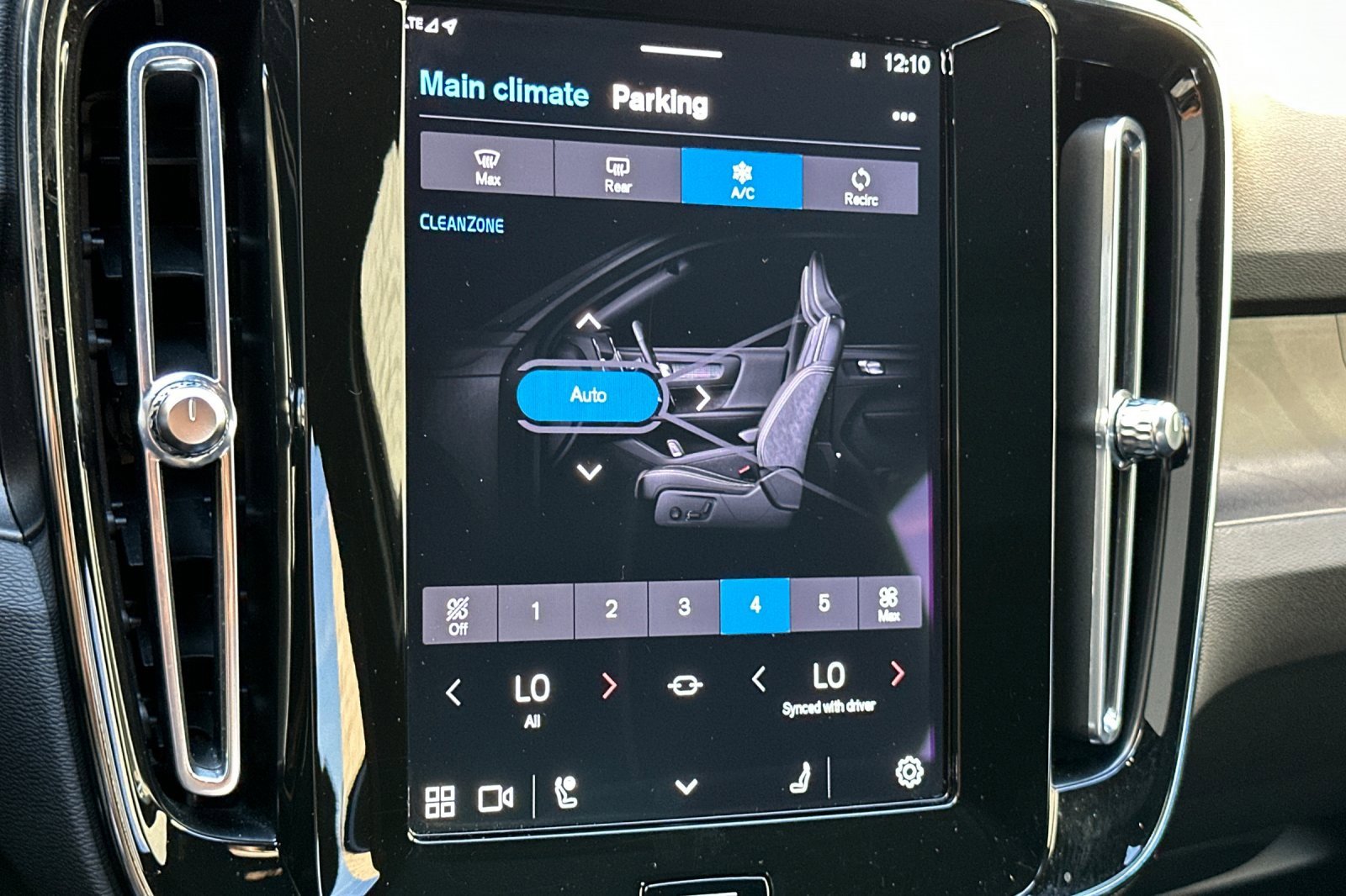 Used 2023 Volvo XC40 Recharge Ultimate image 24