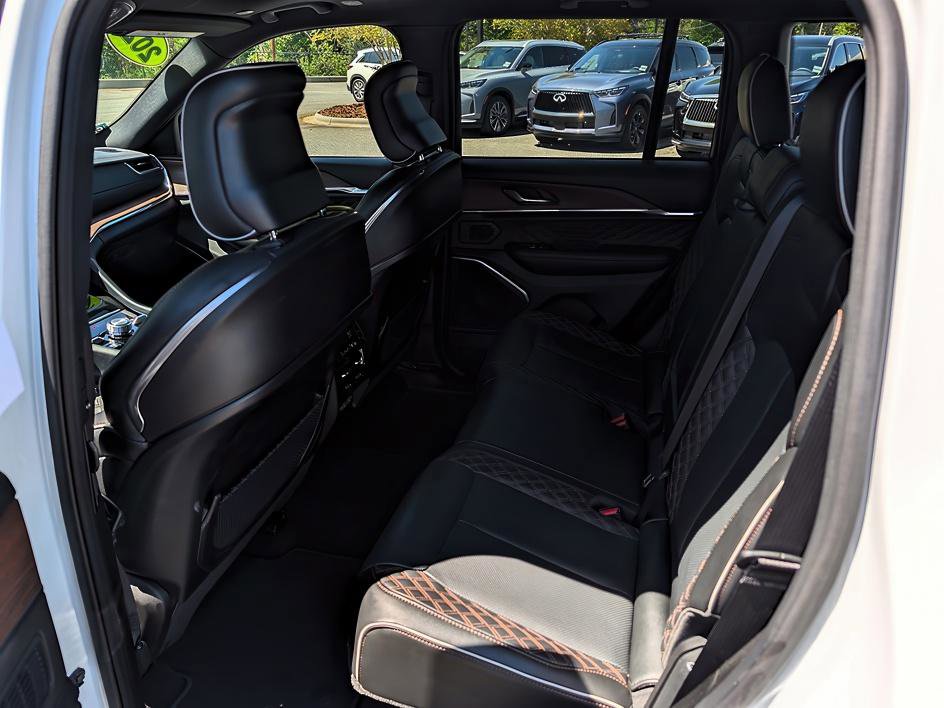 Used 2025 Jeep Grand Cherokee Summit AWD/4WD image 9