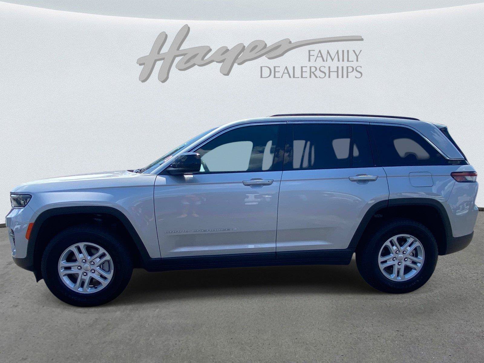 Used 2025 Jeep Grand Cherokee Laredo RWD image 8