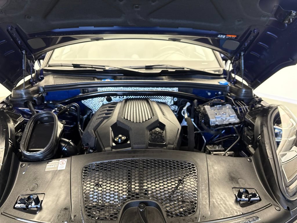 Certified 2026 Porsche Macan AWD/4WD image 12
