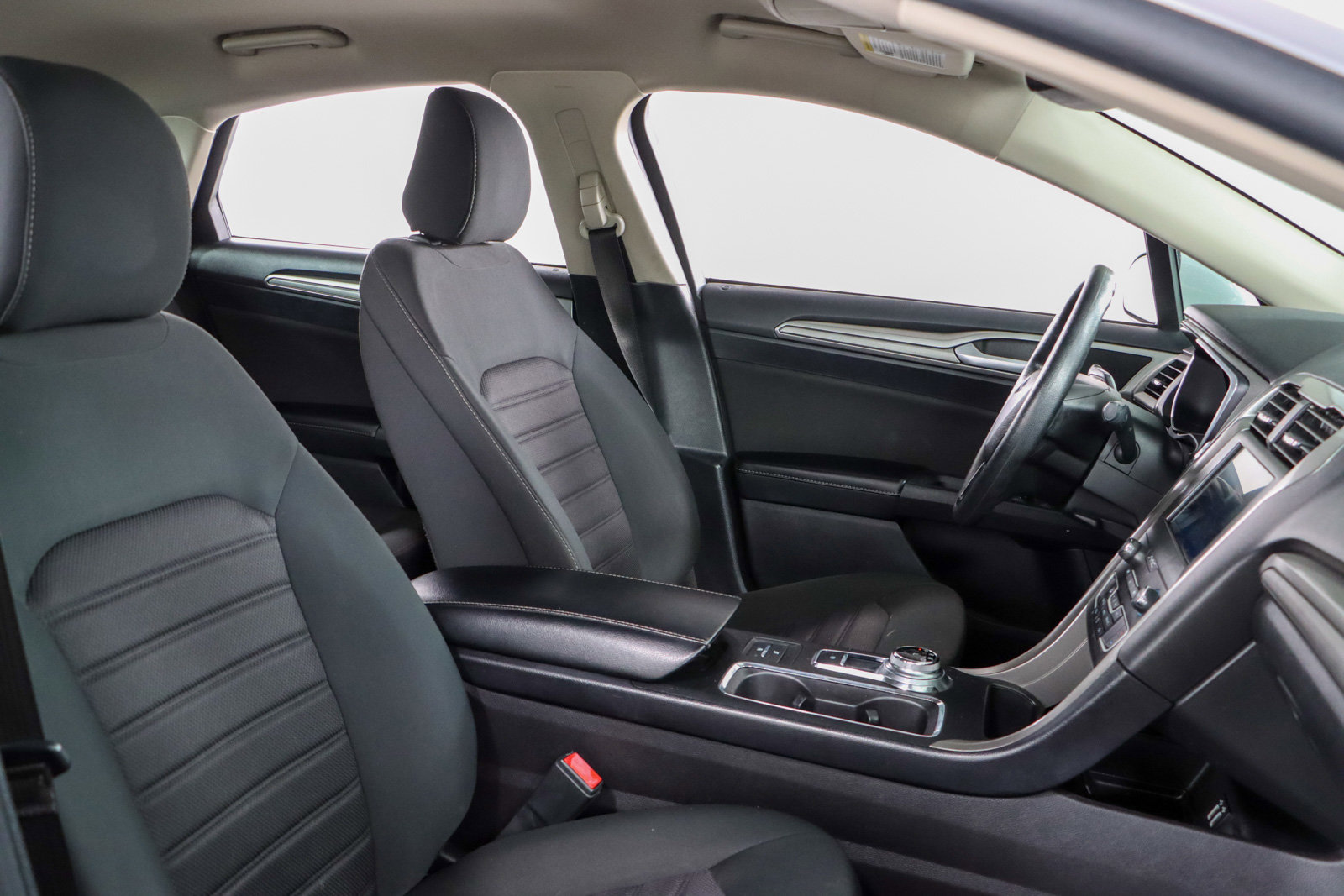 Used 2020 Ford Fusion SE image 26