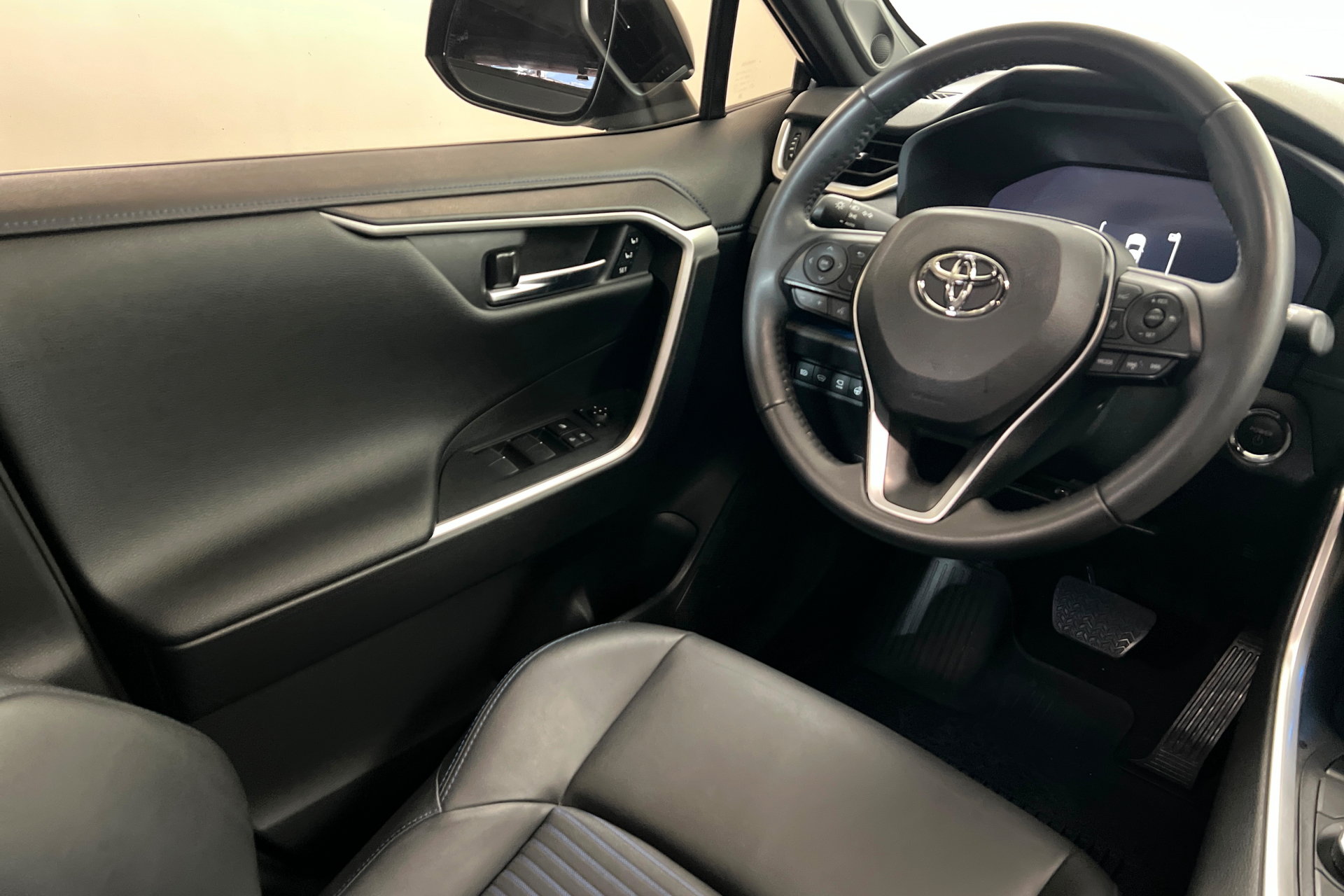 Used 2023 Toyota RAV4 XSE AWD/4WD image 12