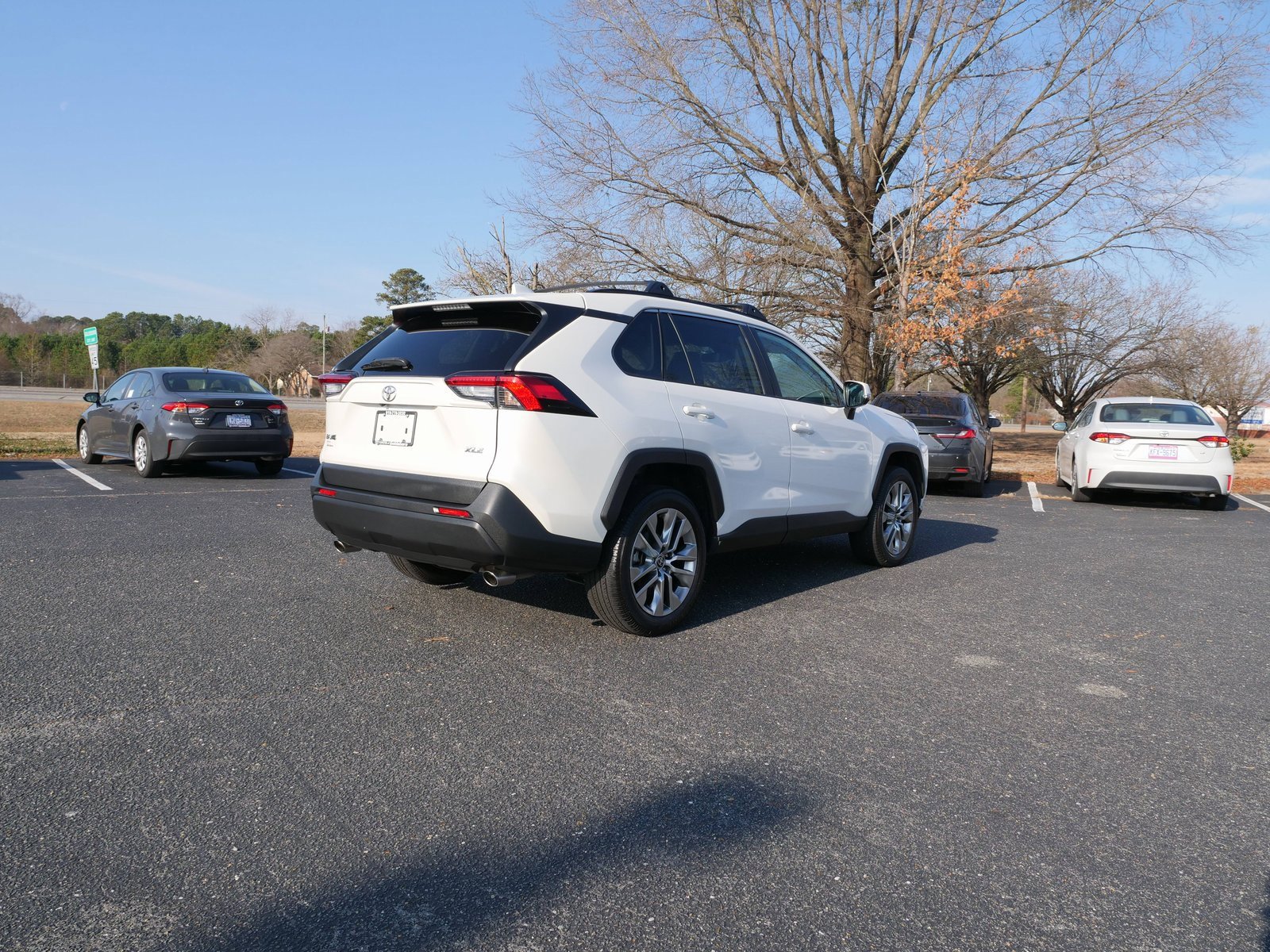 Used 2022 Toyota RAV4 XLE Premium image 4