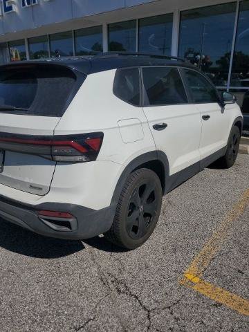 Used 2025 Volkswagen Taos SE AWD/4WD image 3
