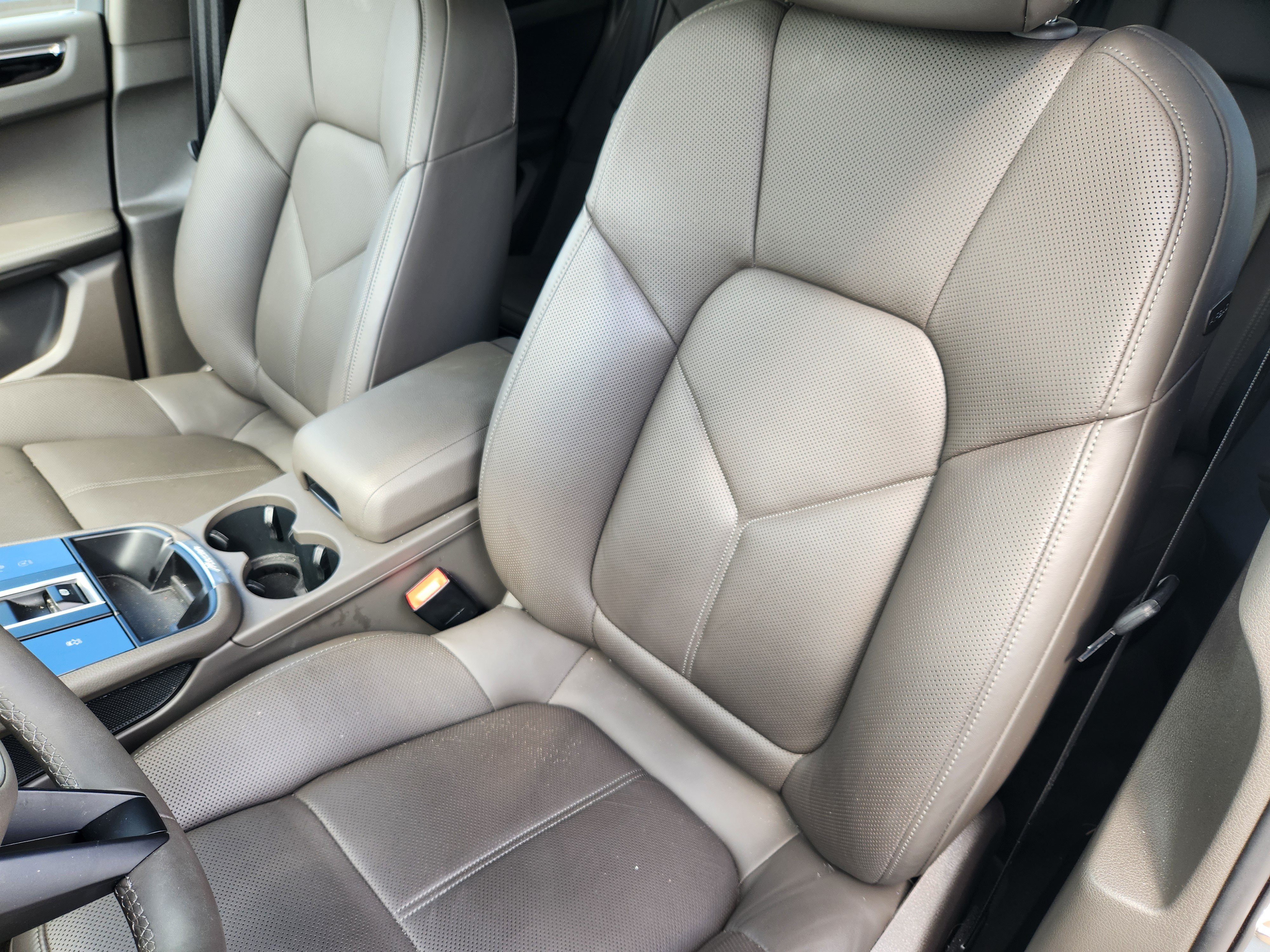 Certified 2026 Porsche Macan AWD/4WD image 6