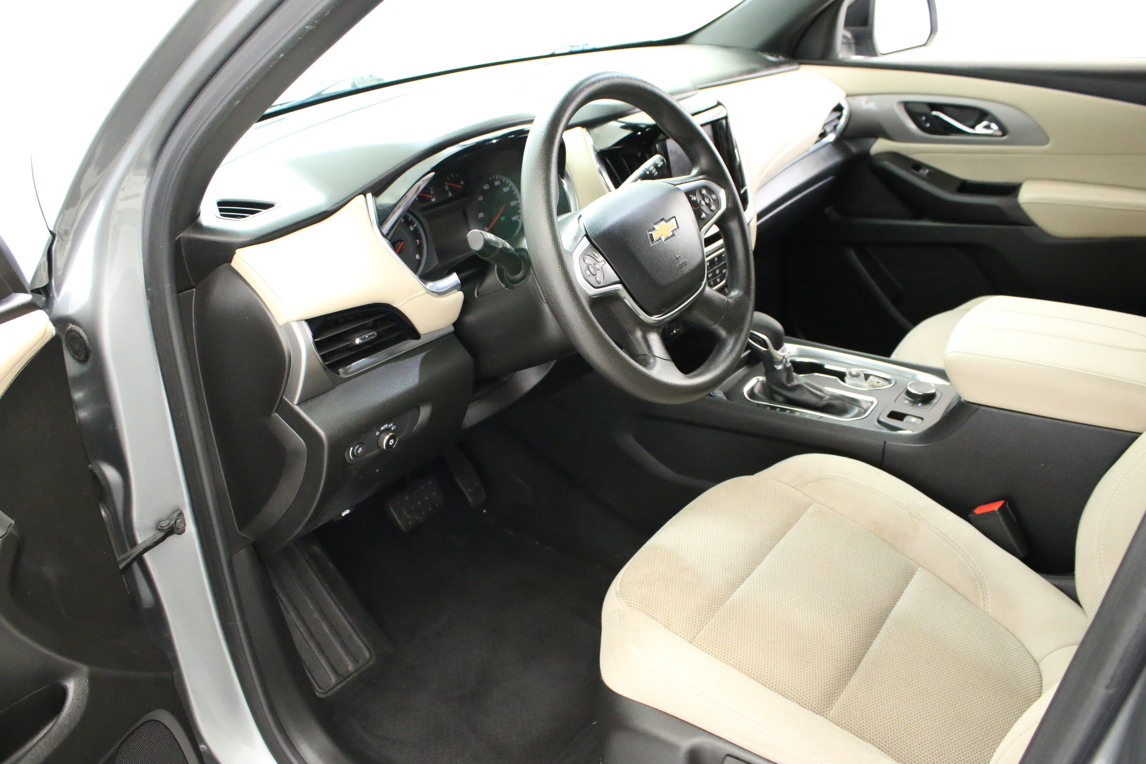 Used 2023 Chevrolet Traverse LS FWD image 24