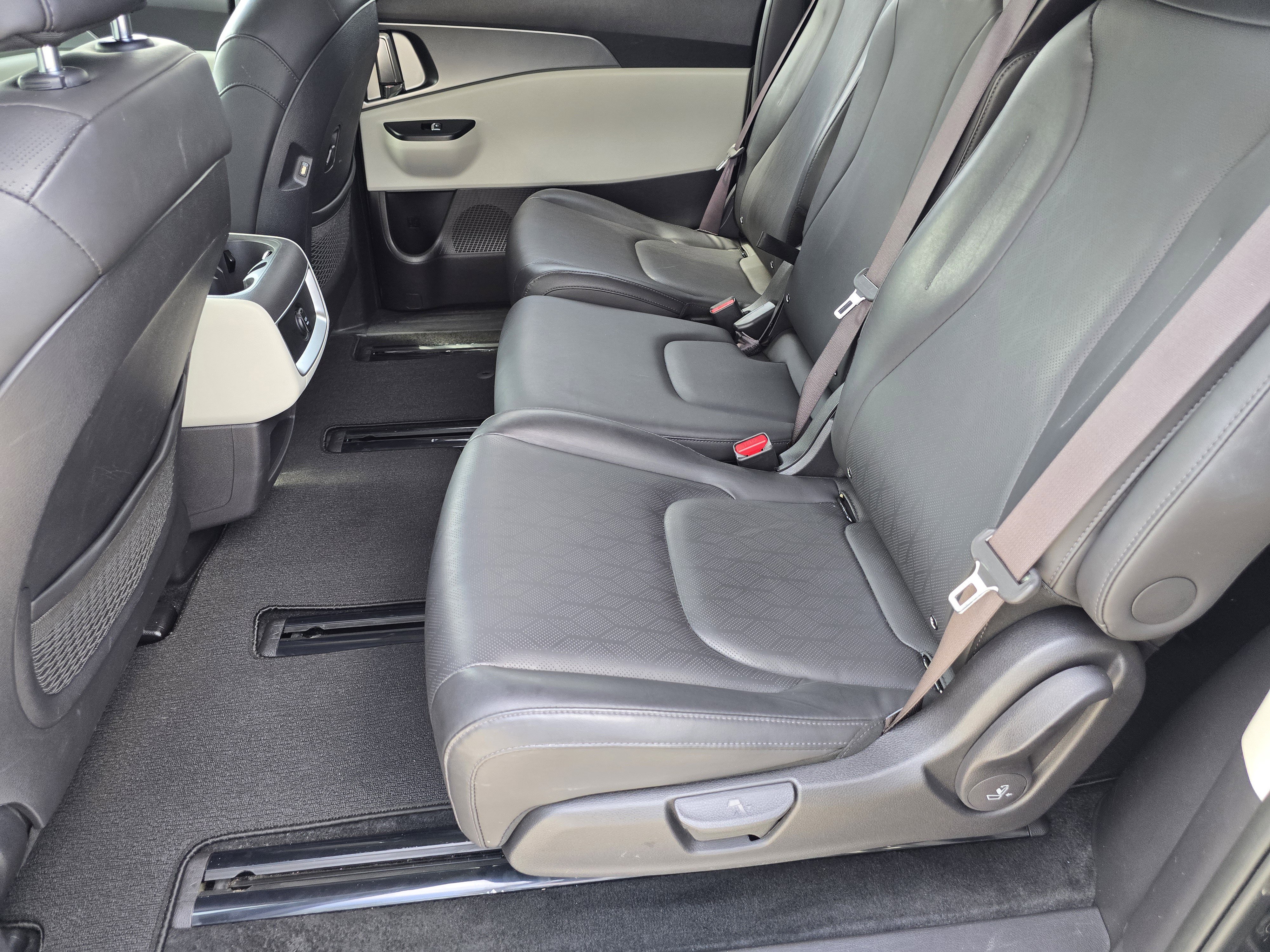 Used 2024 Kia Carnival LX image 16