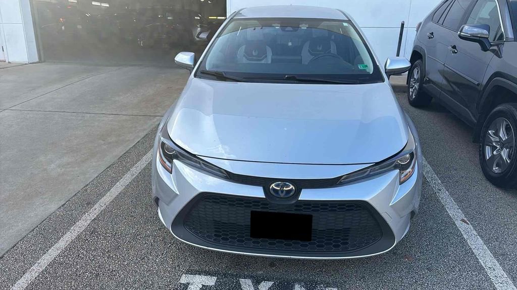 Used 2022 Toyota Corolla LE image 2