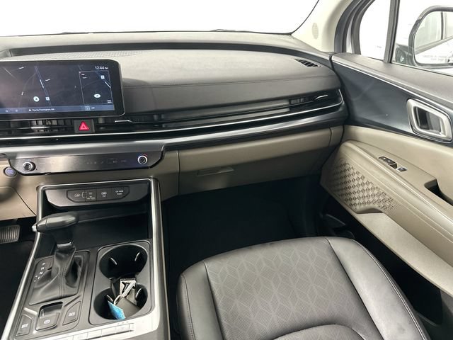 Used 2025 Kia Carnival FWD image 24