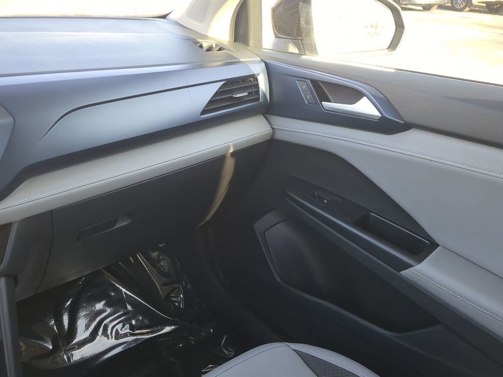 Used 2024 Volkswagen Taos SE image 18