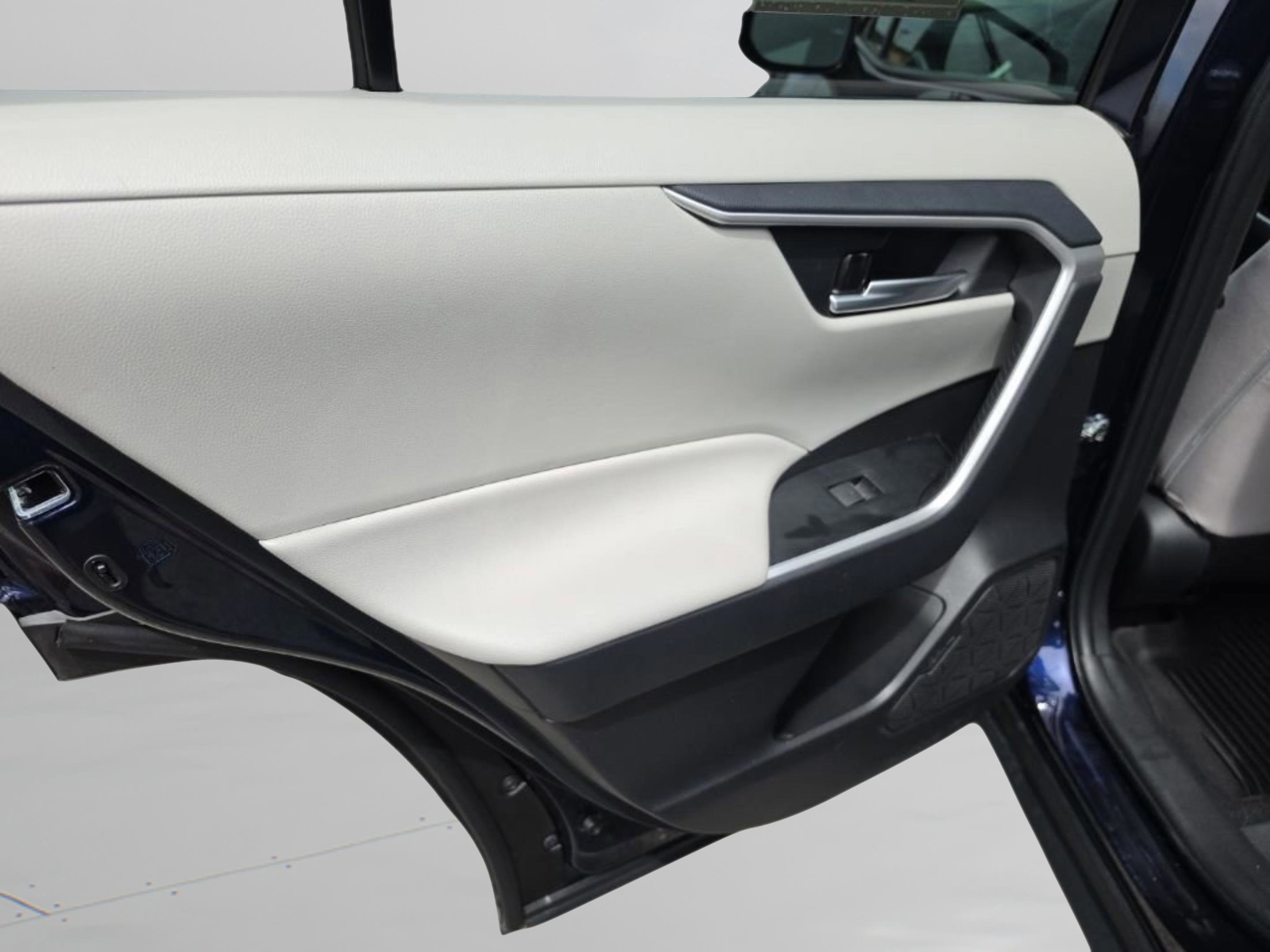 Used 2025 Toyota RAV4 XLE w/ Convenience Package FWD image 28